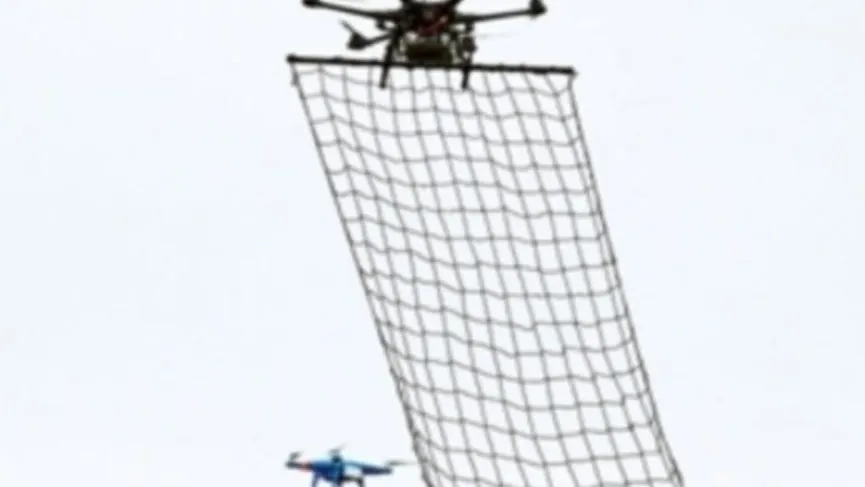 Drone capaz de interceptar outros