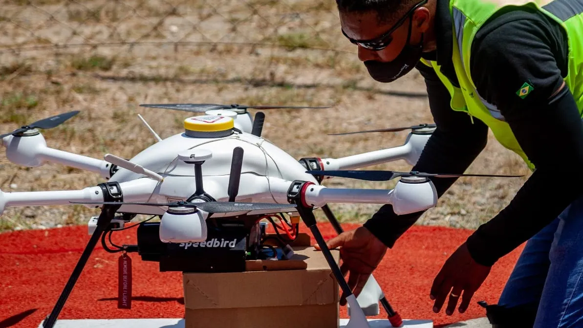 ANAC aprova drones de entrega sobre cidades densas no Brasil