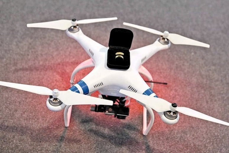 Drones com alianças de casamento